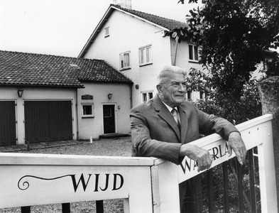 406659 Portret van Jan de Vries (1910-1995), oud-directeur van projectontwikkelaar en aannemersbedrijf Verenigde ...